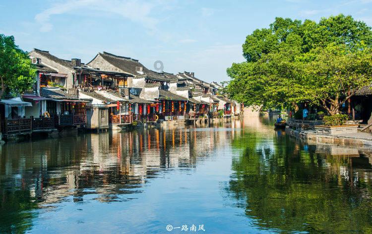 试衣服被嘲讽，店员遭公司“打脸”，这样的服务态度怎能留住顾客